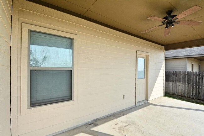 Building Photo - 704 Saengerhalle Rd
