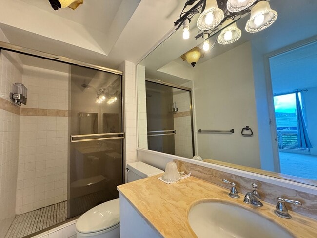 Building Photo - 2 bed, 2 bath, 1 parking condo in the hear...