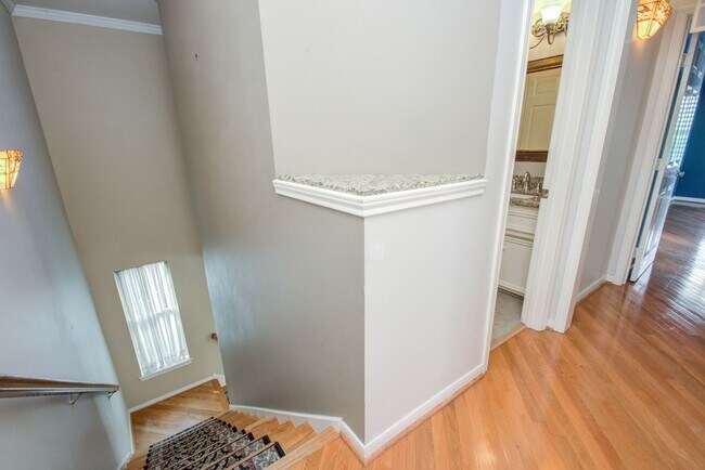 Building Photo - Stunning Three-Bedroom Townhouse Located i...