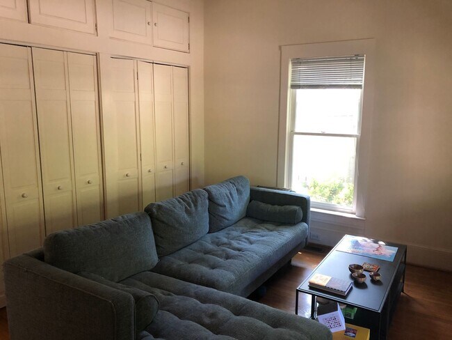 Building Photo - APPLICATION PENDING!!! 2 bedroom Secret Hi...