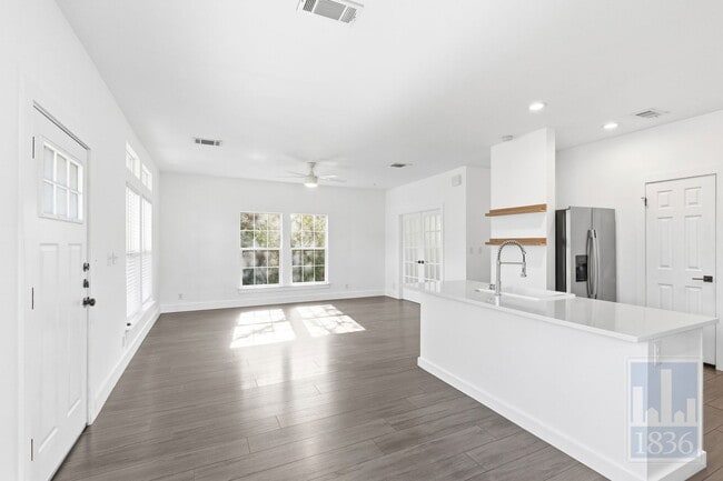 Building Photo - 1116 Lott Ave