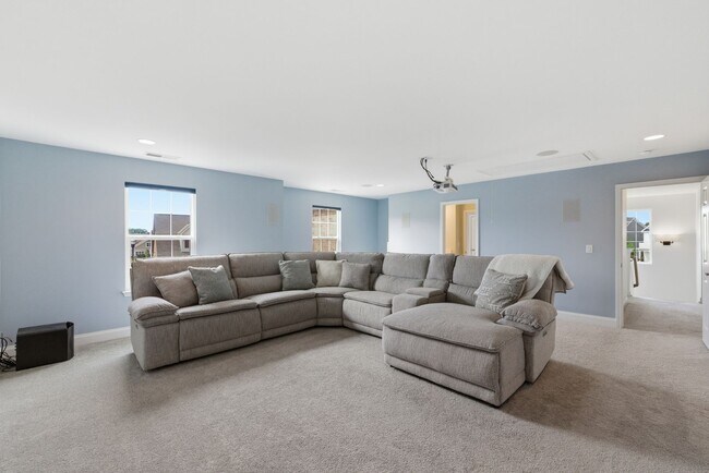 Building Photo - Luxury Executive Living in Sought-After Franklin Community