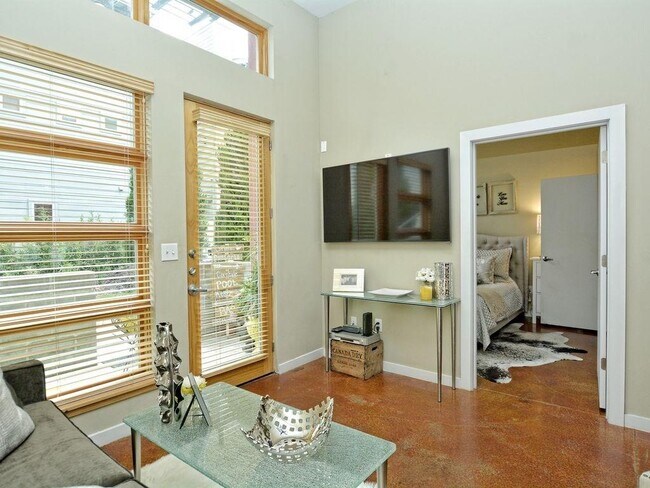 Building Photo - 1601 E 5th St.