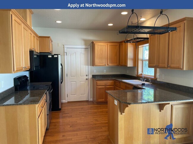 Building Photo - Beautiful 2 Story Home 3 Bdm/2.5 Bath in Q...