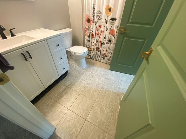 Building Photo - Cozy 2B/2B Remodeled Town Home Just Minute...