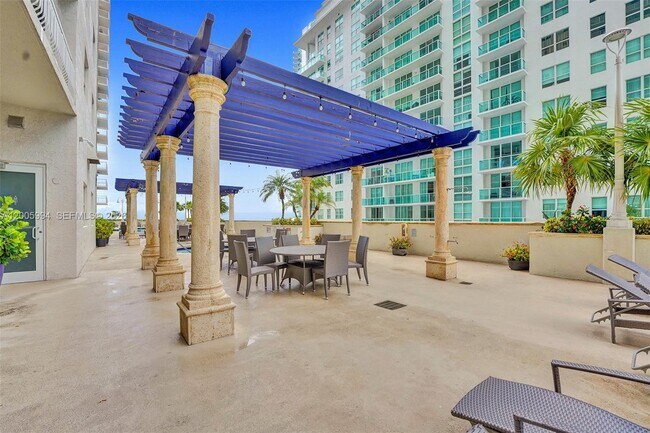 Building Photo - 1200 Brickell Bay Dr