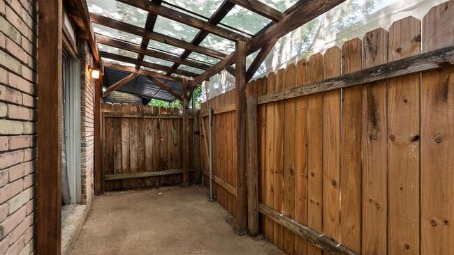 Building Photo - 7409 Shadow Hill Dr