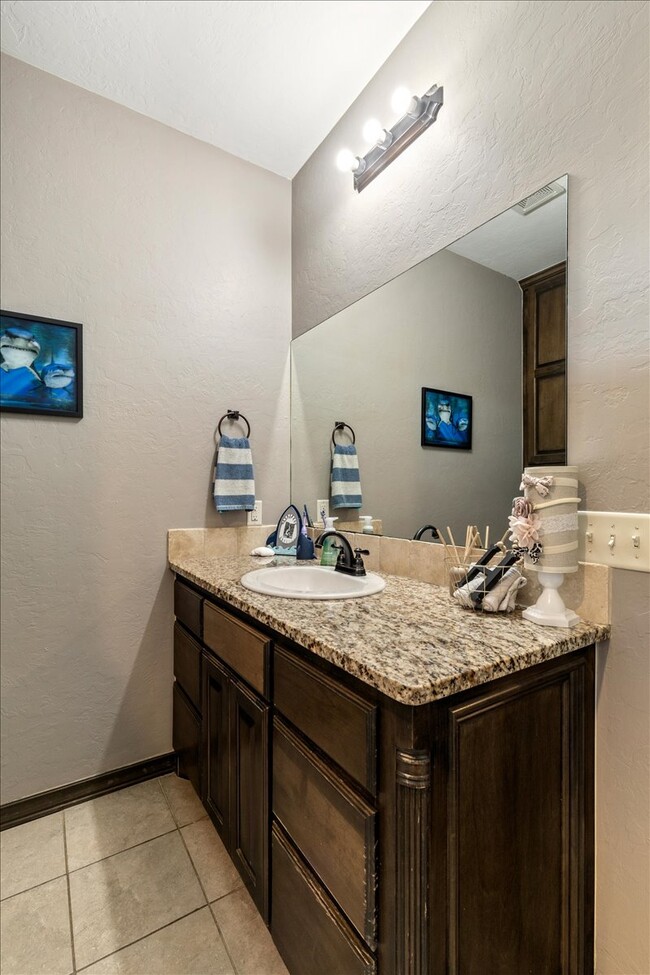 Building Photo - 8398 SW Sun Valley Dr