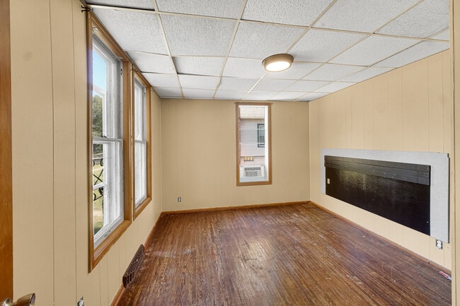 Building Photo - 123 W Waupansie St