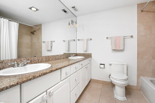Building Photo - 40 E Delaware Pl