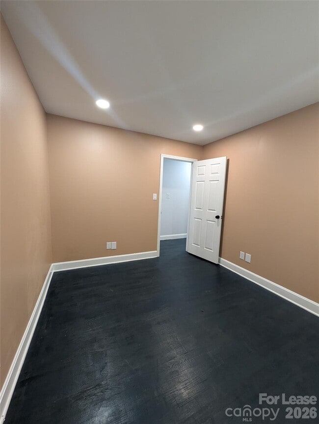 Building Photo - 2800 Dalecrest Dr