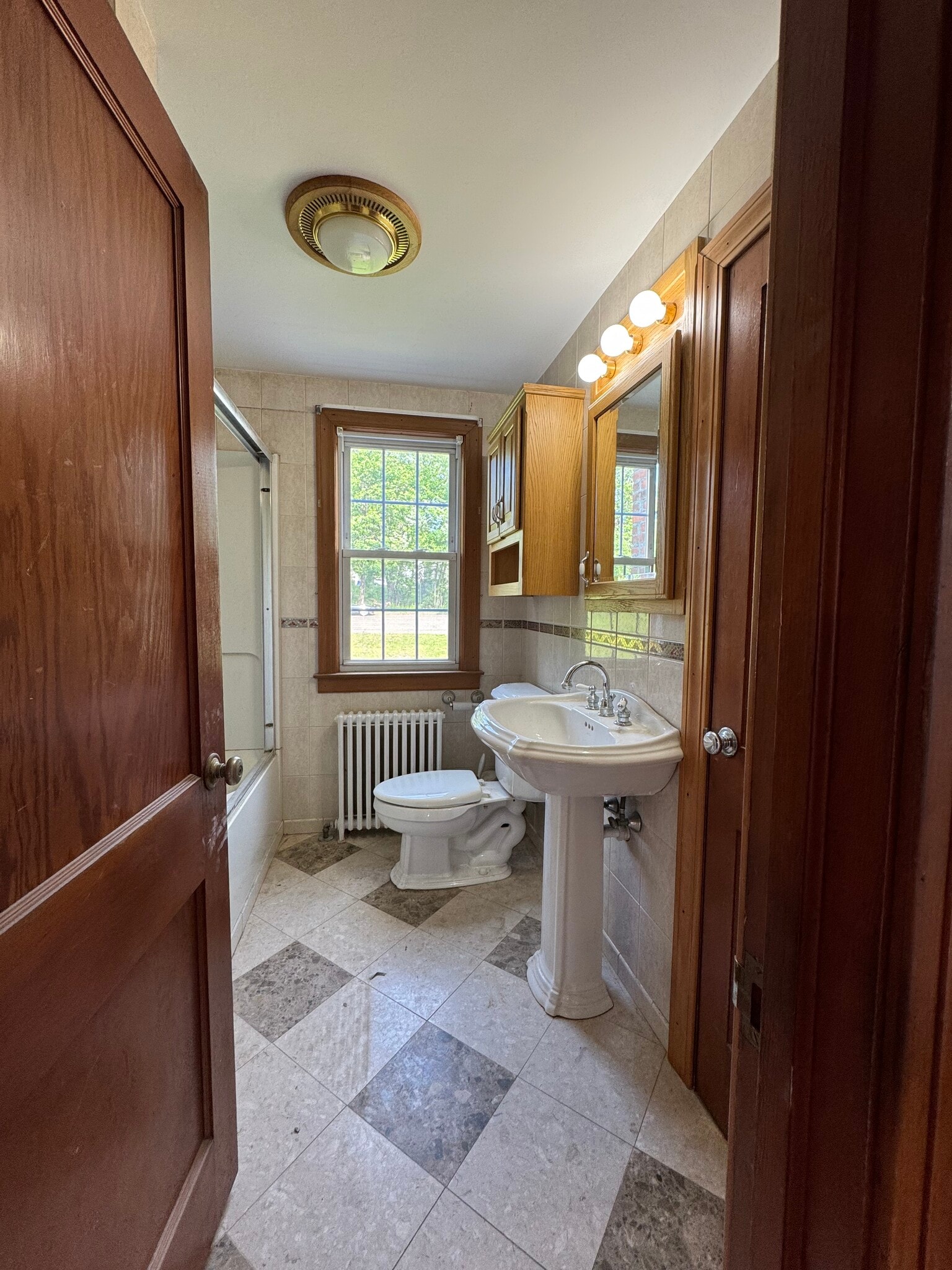 Upstairs bathroom with tub, linen closet - 16 Durant Ter