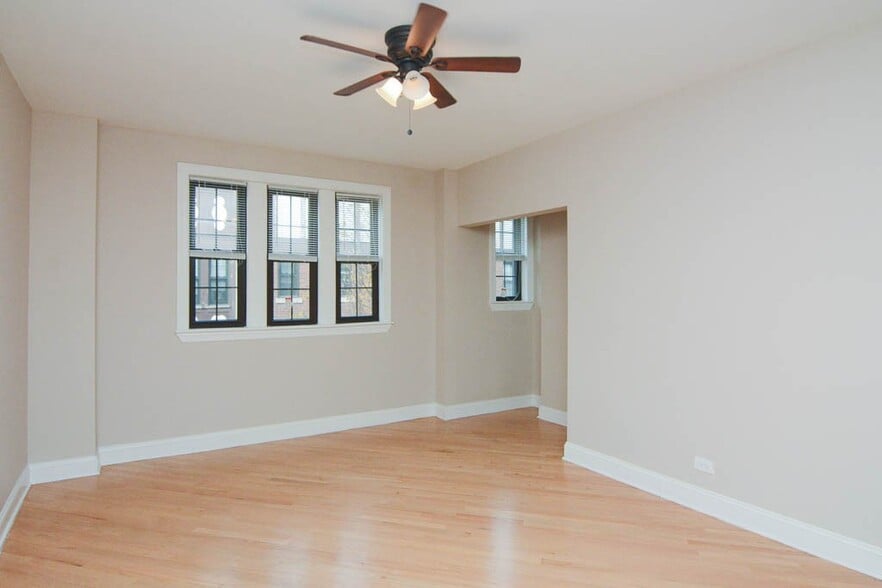 Building Photo - 899 Green Bay Rd