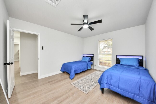 Building Photo - 10003 Briarwild Ln