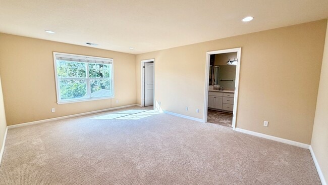 Building Photo - Desirable Mountain View 4 Bed + 3.5 Bath + Office Home. Close to Downtown Mountain View. Great Lo...