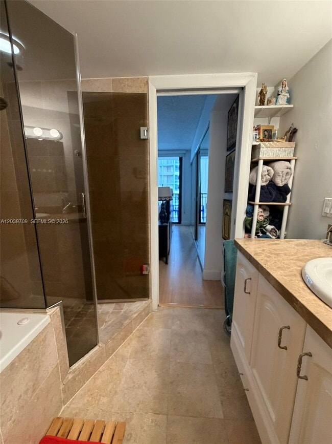Building Photo - 540 Brickell Key Dr