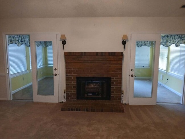 Building Photo - 215 Forest Oaks Dr