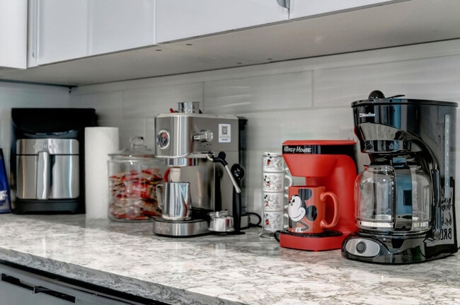 Building Photo - 8303 Palm Pkwy