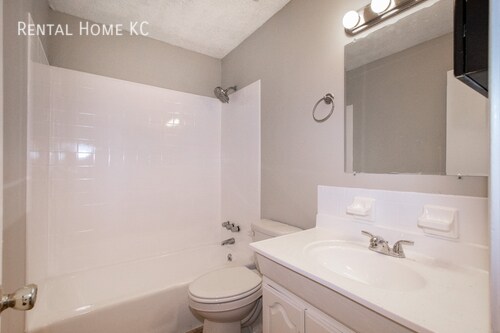 Building Photo - Roomy 3-bed 2-bath Duplex w/Fin Lower Leve...