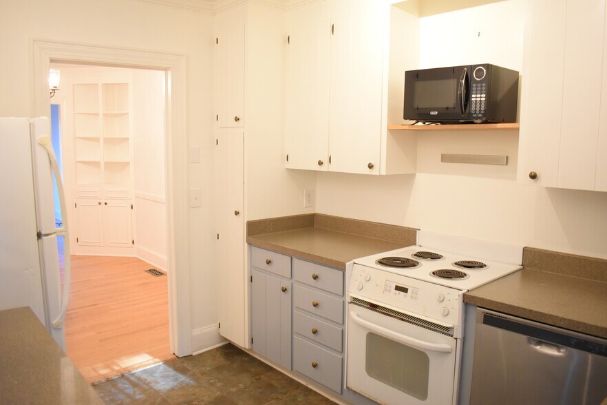 Building Photo - 2720 Oleander Dr