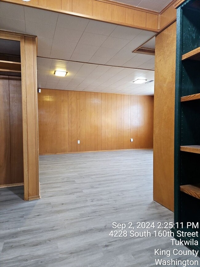 Building Photo - Tukwila/SeaTac daylight rambler - large home for rent - 4 bedrooms 2 bathrooms with 2 kitchens - ...