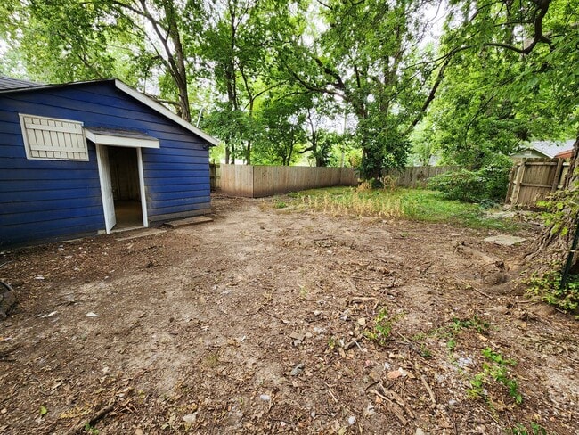Building Photo - Spacious 2-Bedroom, 1-Bathroom Home AVAILA...
