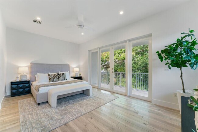 Building Photo - 1121 SW 2nd Ct