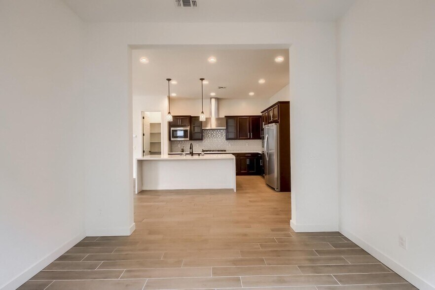 Building Photo - 1005 E Paseo Way