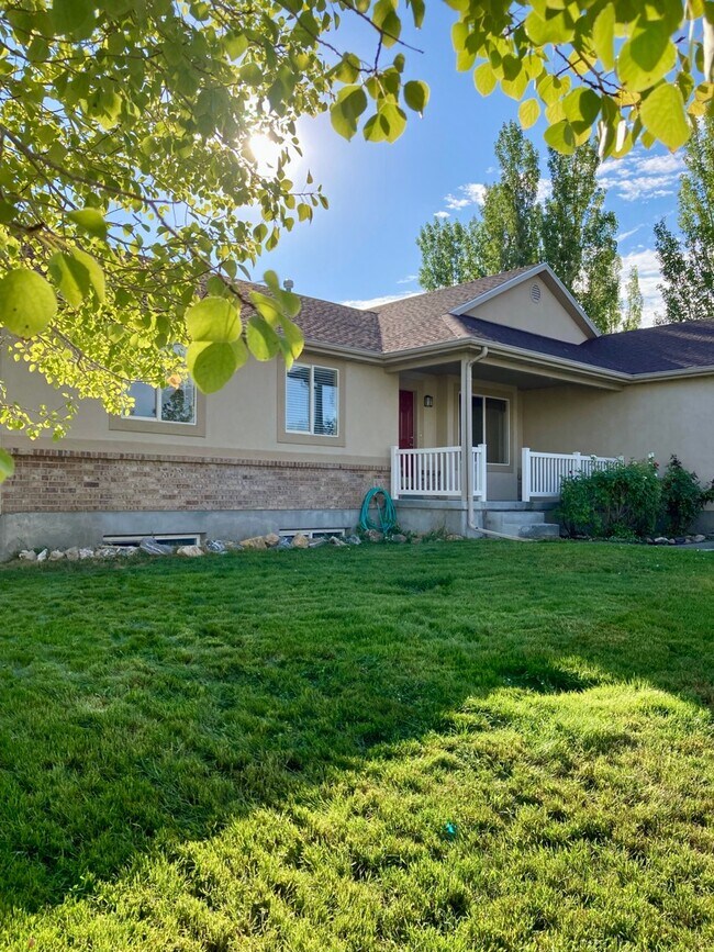 Building Photo - 134 Lakeview Dr