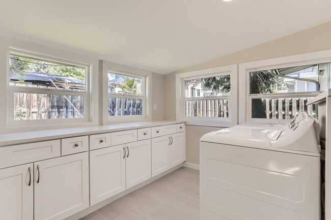 Building Photo - 2565 Teller St