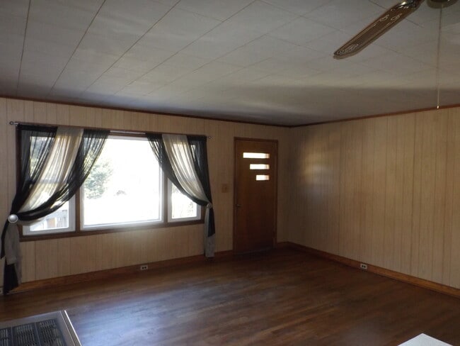 Building Photo - Great 2 Bedroom House in Dillsboro near the River $1400 available June 5th for year-long lease