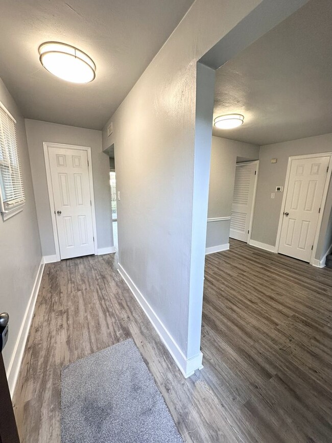 Building Photo - Beautifully Fully Updated 3-Bedroom End Unit Townhome