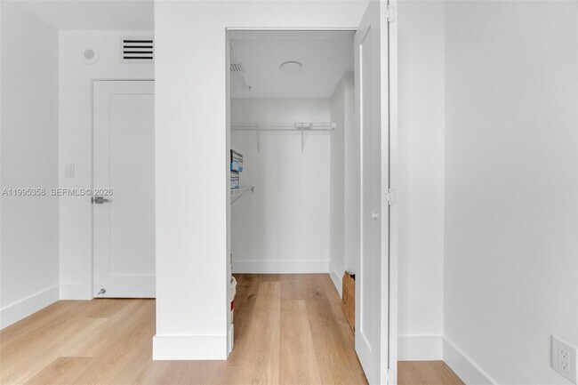 Building Photo - 1155 Brickell Bay Dr