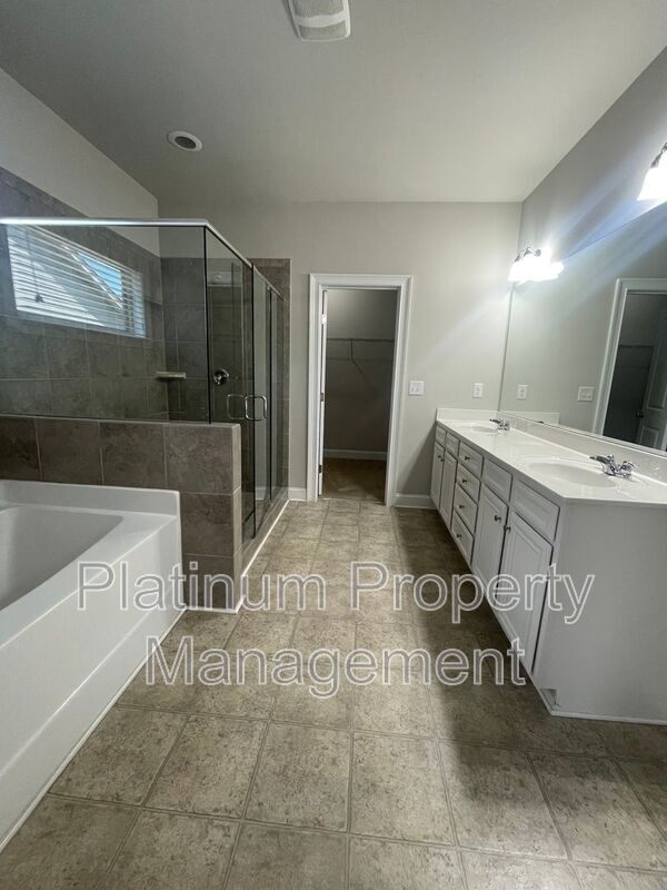 Building Photo - 5180 Mirror Lake Dr