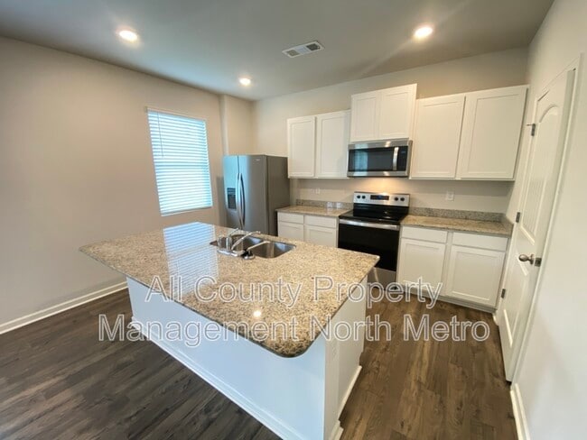 Building Photo - 102 Oaktree St