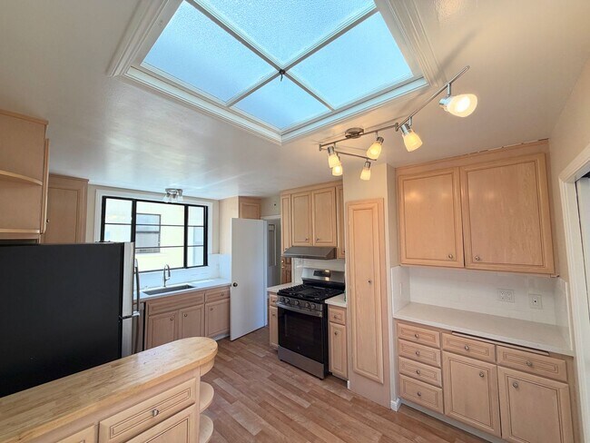 Building Photo - UPDATED HUGE SUNNY 2250sf 3BR+Den/1+2Half BA 2250sf Sunset/UCSF Home VIEWS AVAILABLE NOW