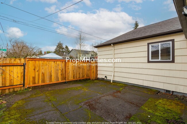 Building Photo - Cozy Two Bedroom Home in Montavilla!