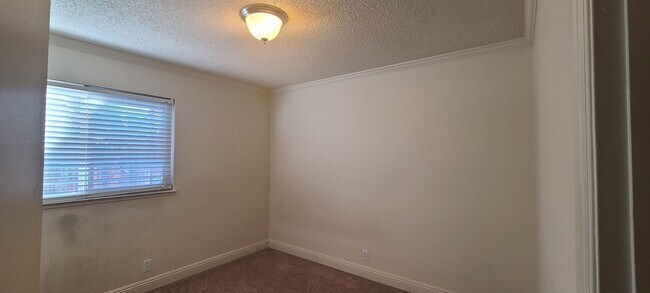 Building Photo - 3 Bedroom 2 Bathroom Home in Elk Grove