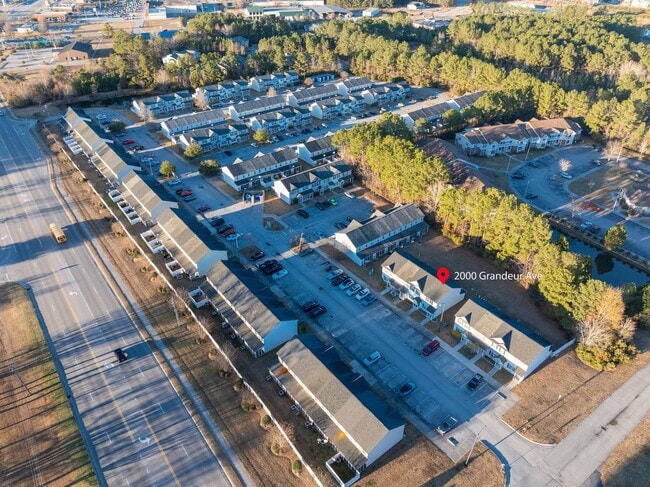 Building Photo - Move-In Ready Townhome Near Camp Lejeune
