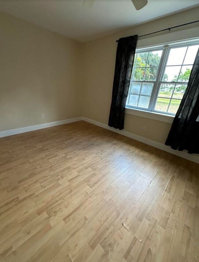 Building Photo - Beautiful 2 Bedroom 2 Bath with garage