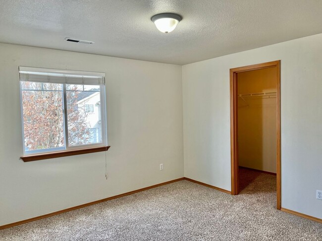Building Photo - Excellent Location in Fishers Landing near...