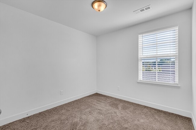 Building Photo - 253 Mary Ann Cir