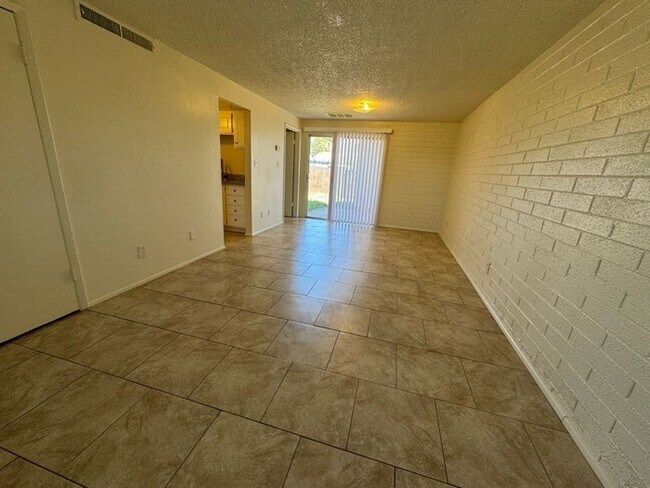 Building Photo - Maryvale 2br townhome