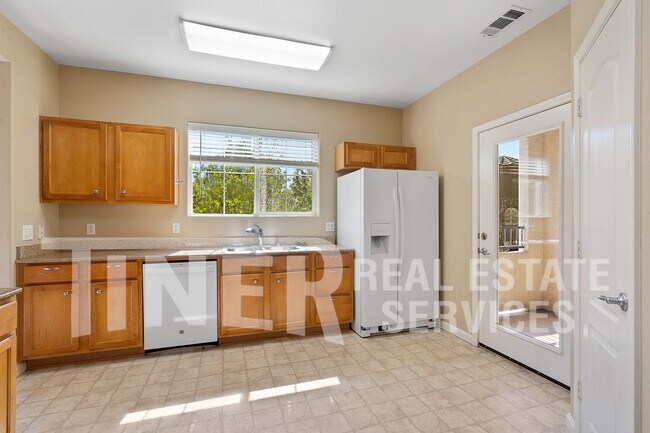 Building Photo - 5350 Dunlay Dr