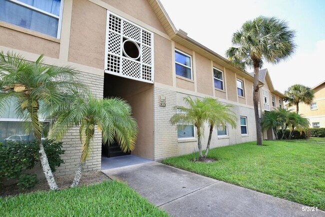 Building Photo - Spacious 2/2 Condo Located in the Gated Community of Hawthorne Village - Orlando!