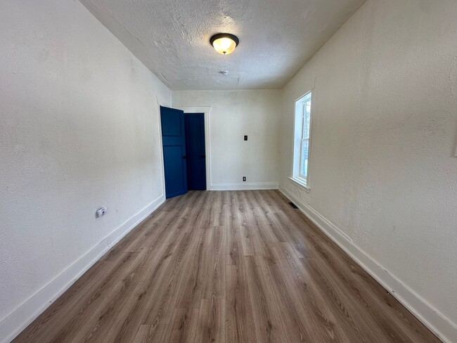 Building Photo - Two Bedroom One Bathroom Available in Battle Creek