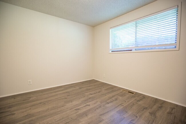 Building Photo - SWINGWOOD