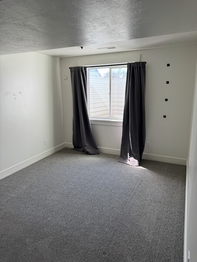 Building Photo - 890 W 110 S
