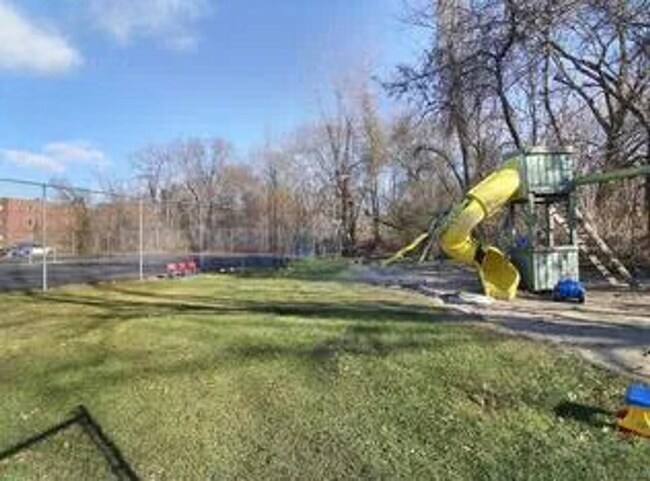 Building Photo - Two Bedroom with Heat & Parking Included P...