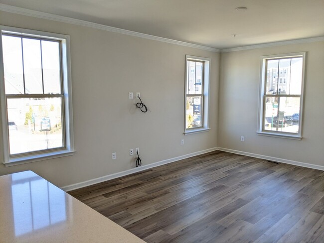 Building Photo - Beautiful 3 level END UNIT townhouse in Je...